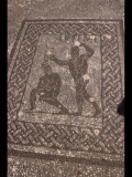 08470 ostia - regio v - insula iii - caseggiato dei lottatori (v,iii,1) (haus der ringer) - vestibulum - mosaik - zwei ringer - inschrift - artemi(dorus) sacal(-).jpg